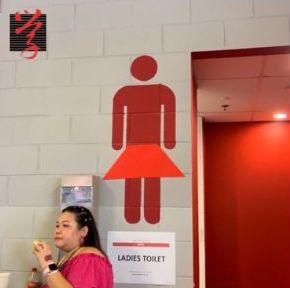 原本為男士廁所的標誌被貼上「裙子」，並配上「女士廁所」的指示牌，將男廁臨時改為女廁。（受訪者提供）